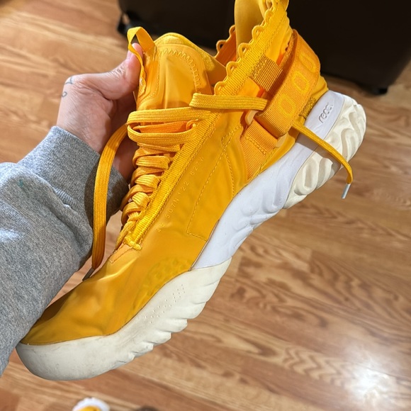 Size 12 jump man orange sneakers - Picture 2 of 3